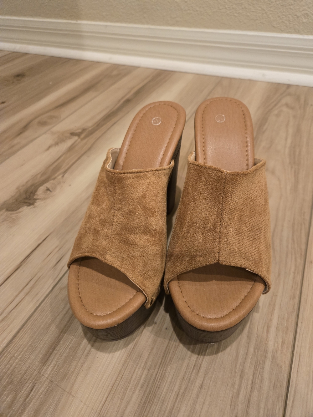 Women’s Suede Open-Toe Slide Sandals in Tan